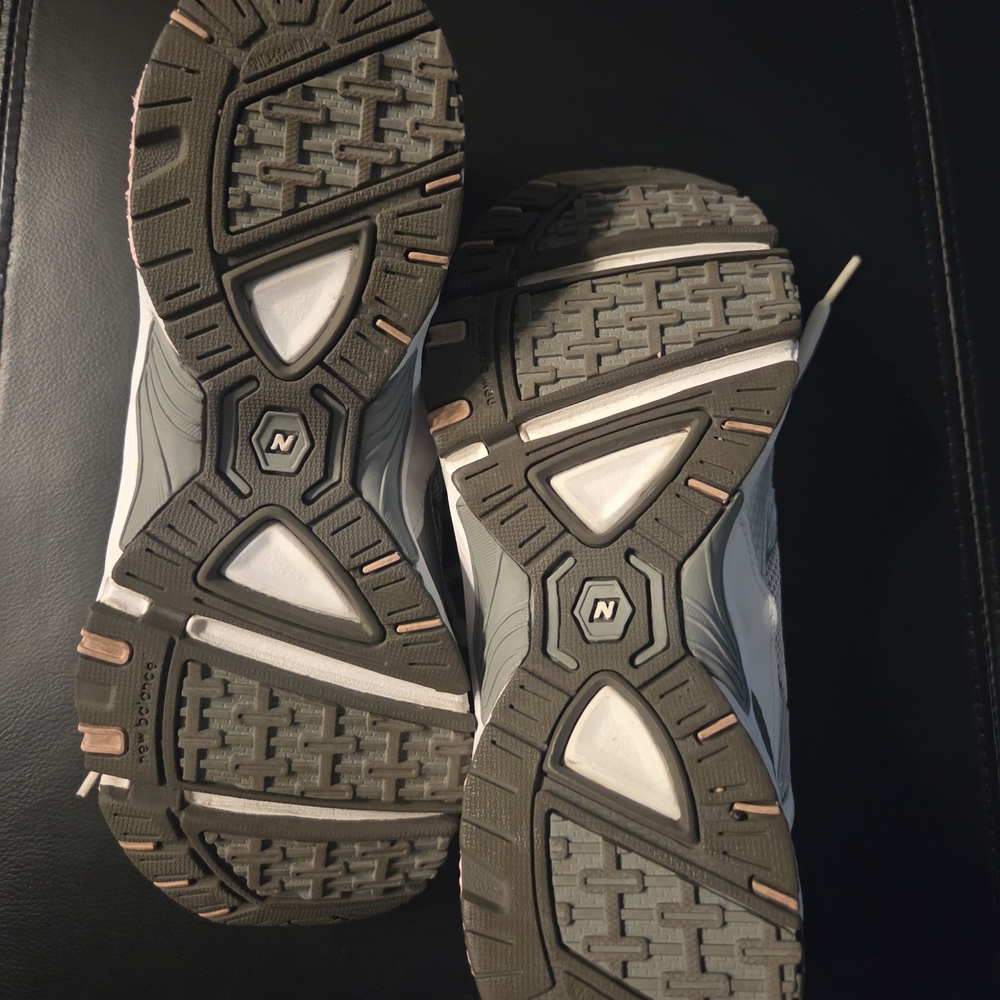 New Balance White and Pink Athletic Shoes - Picture 2 of 6